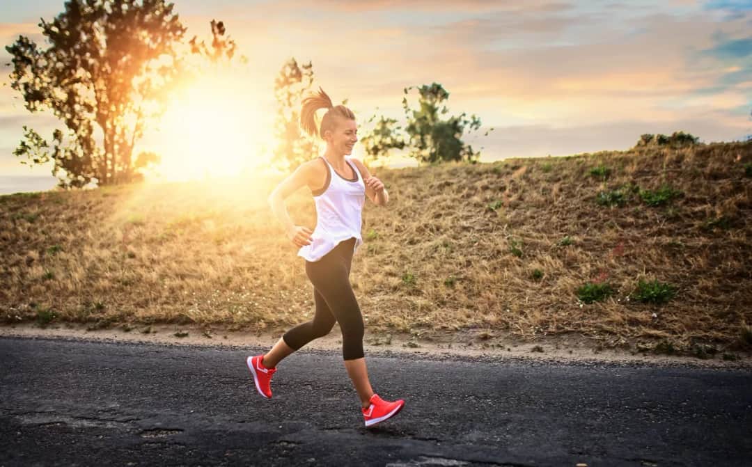 Bieganie przed czy po śniadaniu: co wybrać dla lepszych wyników?
