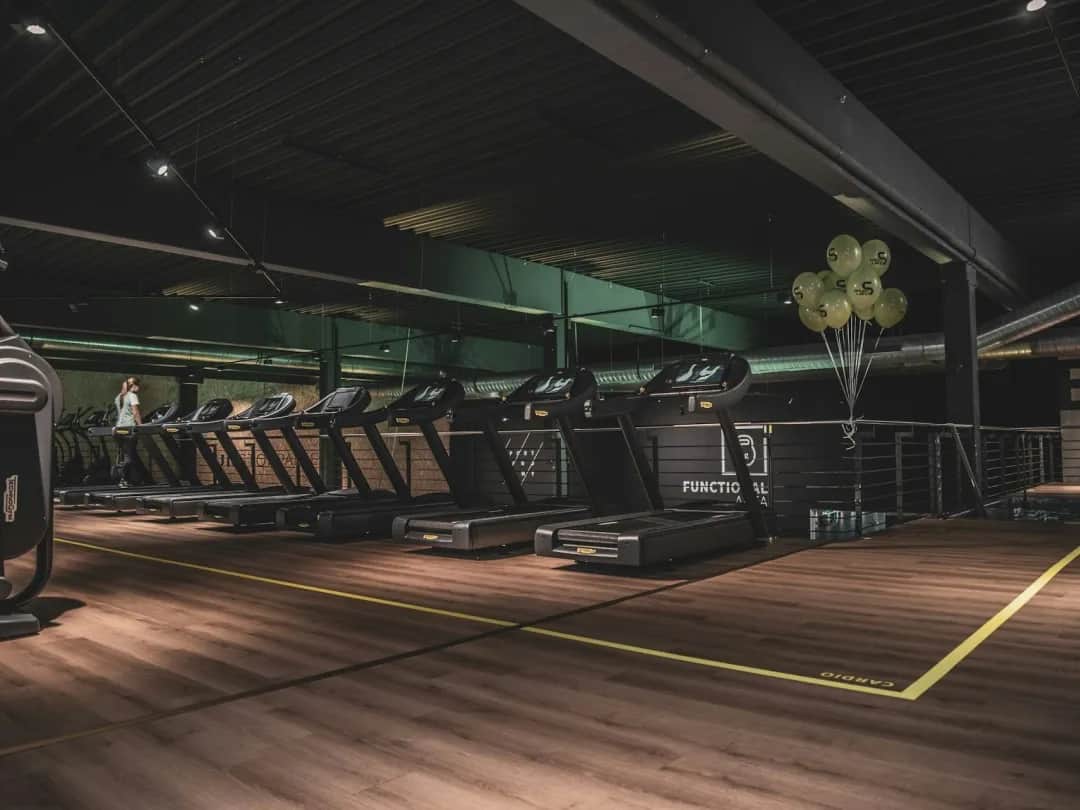 Jak używać bieżni na siłowni: unikaj kontuzji i trenuj efektywnie Jak używać bieżni na siłowni: unikaj kontuzji i trenuj efektywnie